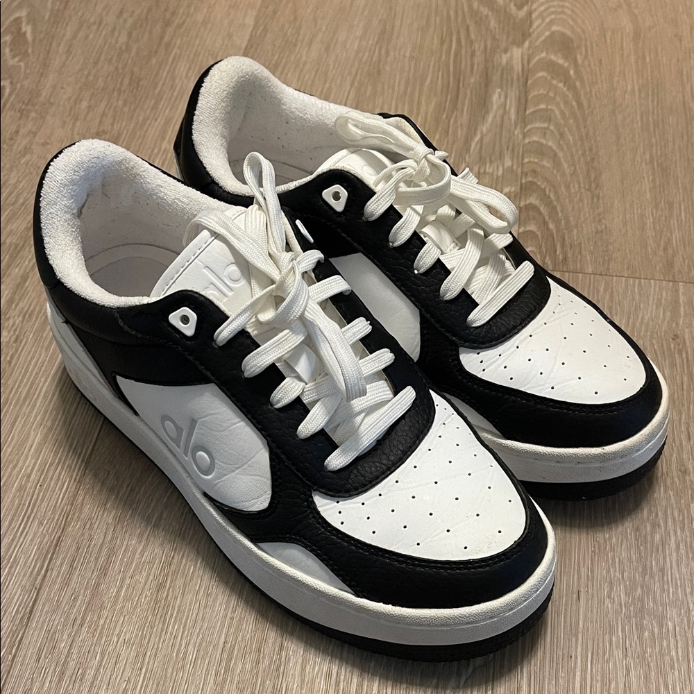 ALO Yoga Women's Black and White Sneakers